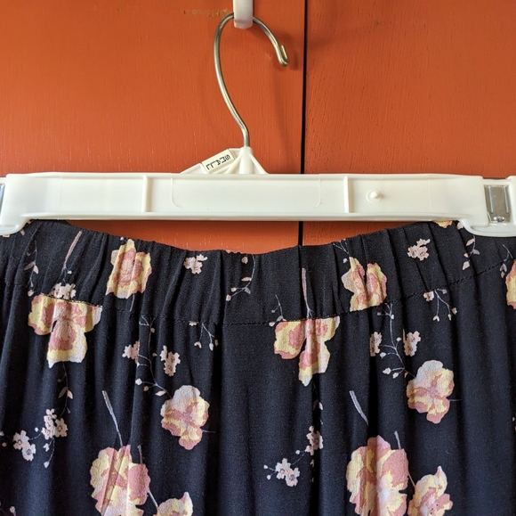 Ruffle bottom elastic waist skirt with pink floral pattern on black. Size large. - Picture 3 of 7